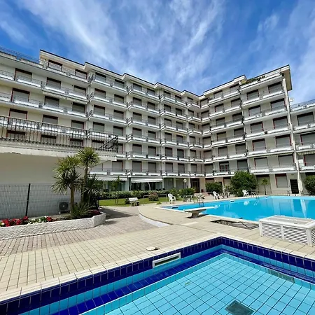 Bright With Shared Pool Apartamento