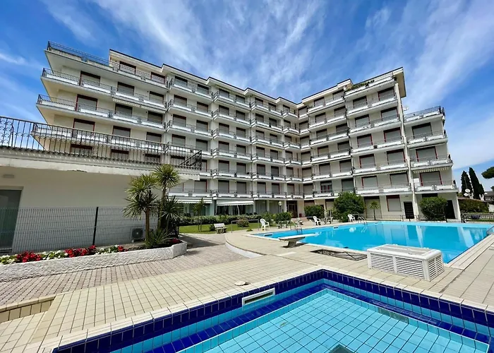 Bright With Shared Pool Appartement